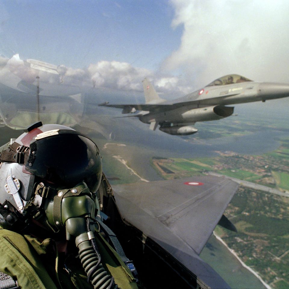 F 16 Pilot Cockpit