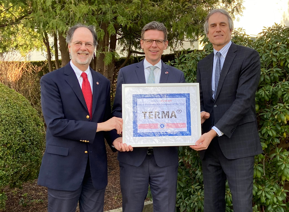 Jes Munk Hansen receiving supplier award of the year on behalf of Terma.