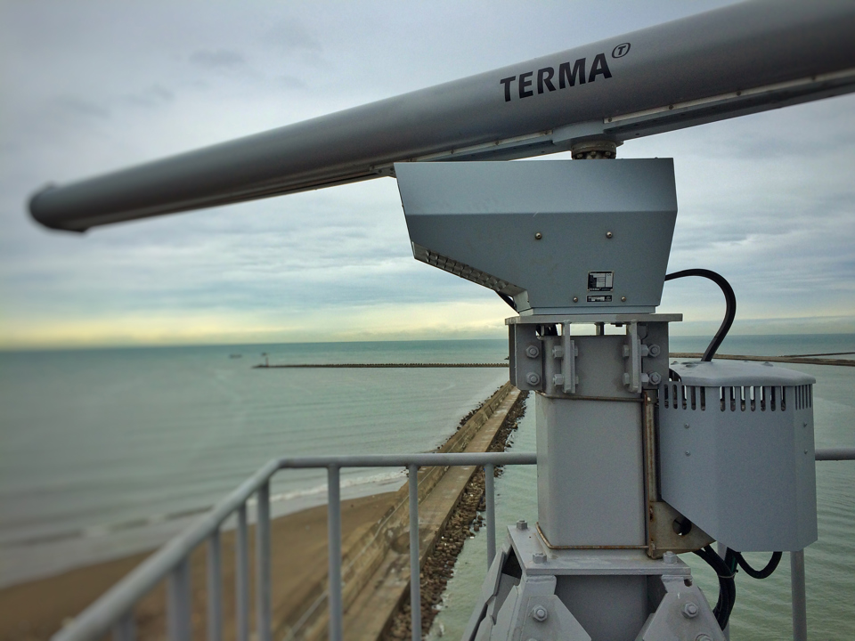 Radar antenna for extreme weather conditions, SCANTER 2200 VTS (Vessel Traffic Services).