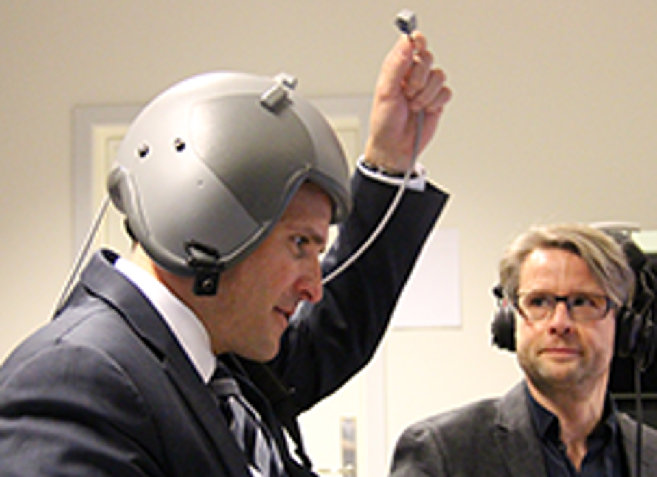 The U.S. Ambassador Rufus Gifford experiencing 3D-Audio, 
