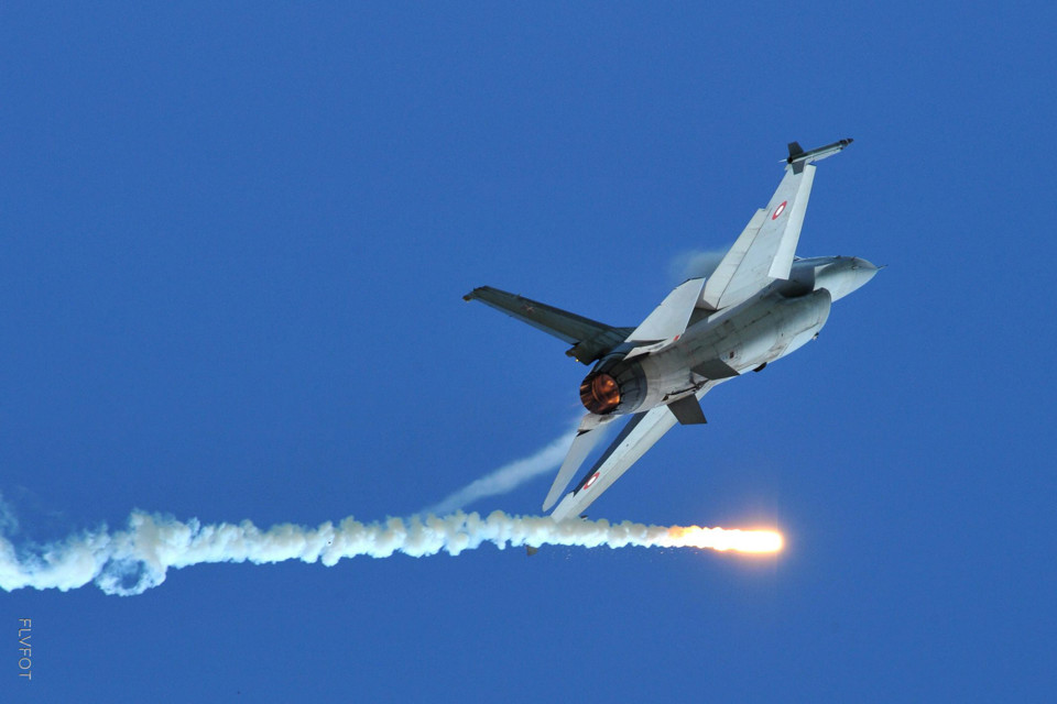 General Dynamics f-16 Fighting Falcon in the air.