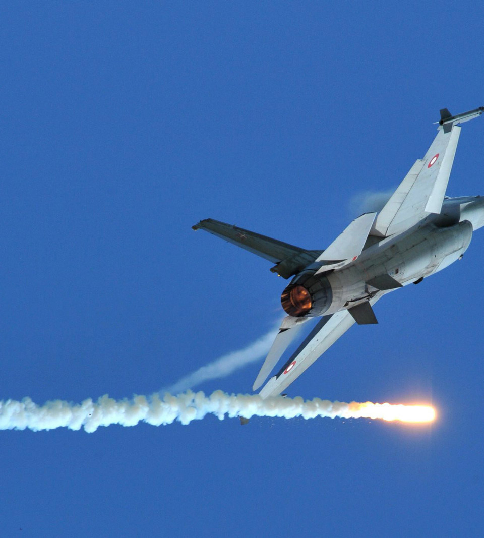 F16