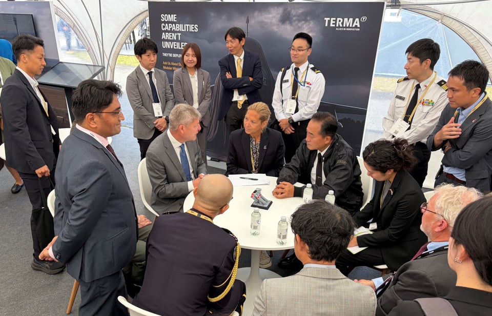 Terma employees talking to Cornes Technologies during DALO Industry Days 2026.