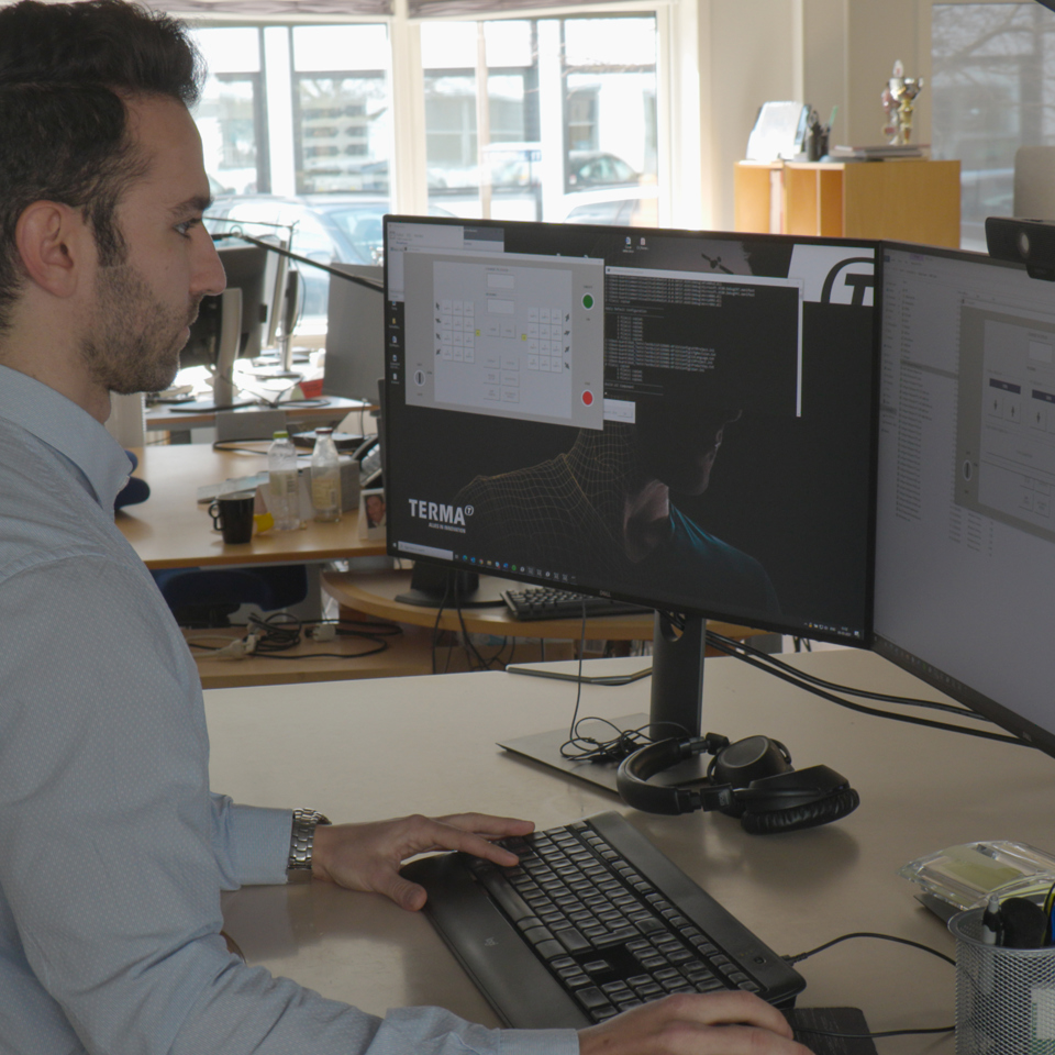 Terma employee working on a computer.