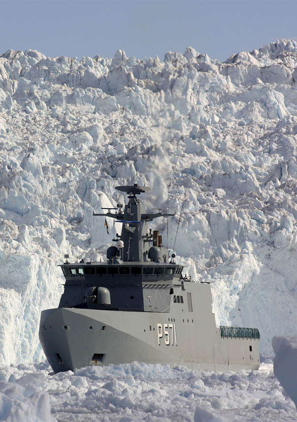 EJNAR MIKKELSEN ved isbræ  Dato: 2010-06-02 